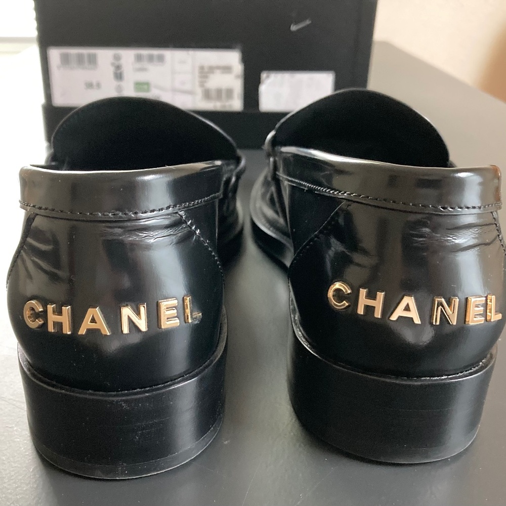 2023 Chanel Black Shiny Calfskin Loafers 38.5 Logo Heel $1350 NIB